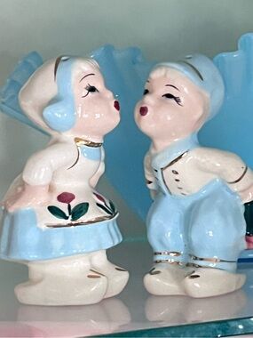 Vintage Napco Dutch Boy Girl Kissing Salt Pepper Shakers S-1293 Japan Foil Label